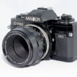 Minolta X-700 (Schwarz) mit Macro Rokkor-QF 1:3,5/50 mm