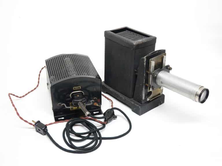 Leitz Diaprojektor mit Voigtländer Projektos V.