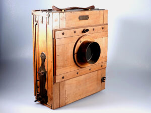 Antike Holzkamera mit Metallbeschlägen