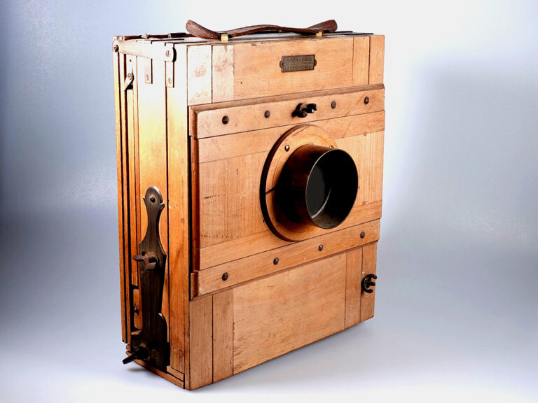 Antike Holzkamera mit Metallbeschlägen