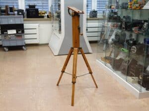 Holzstativ mit Kurbelmechanismus