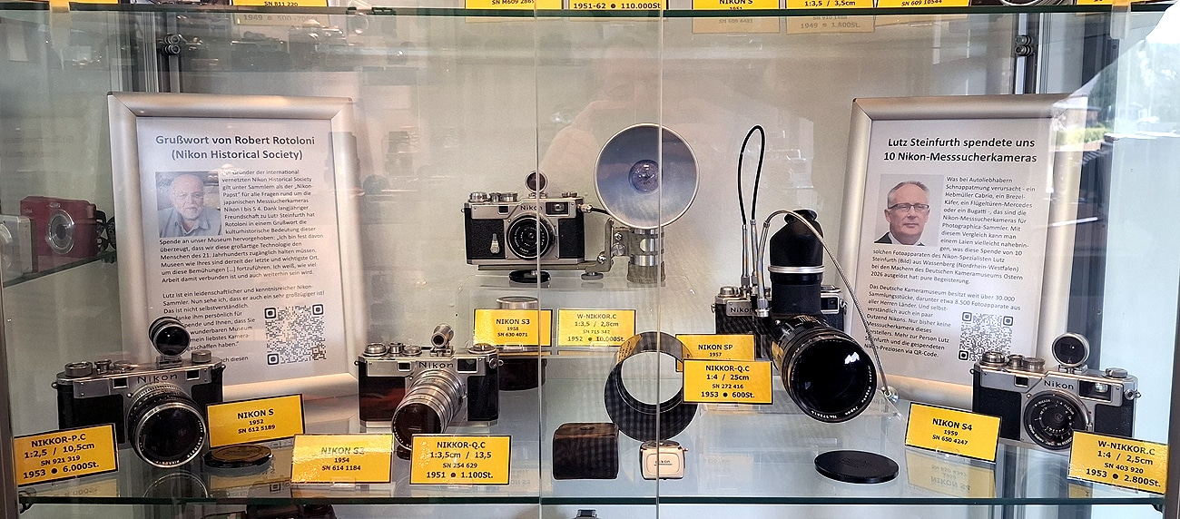 10 Nikons in Vitrine