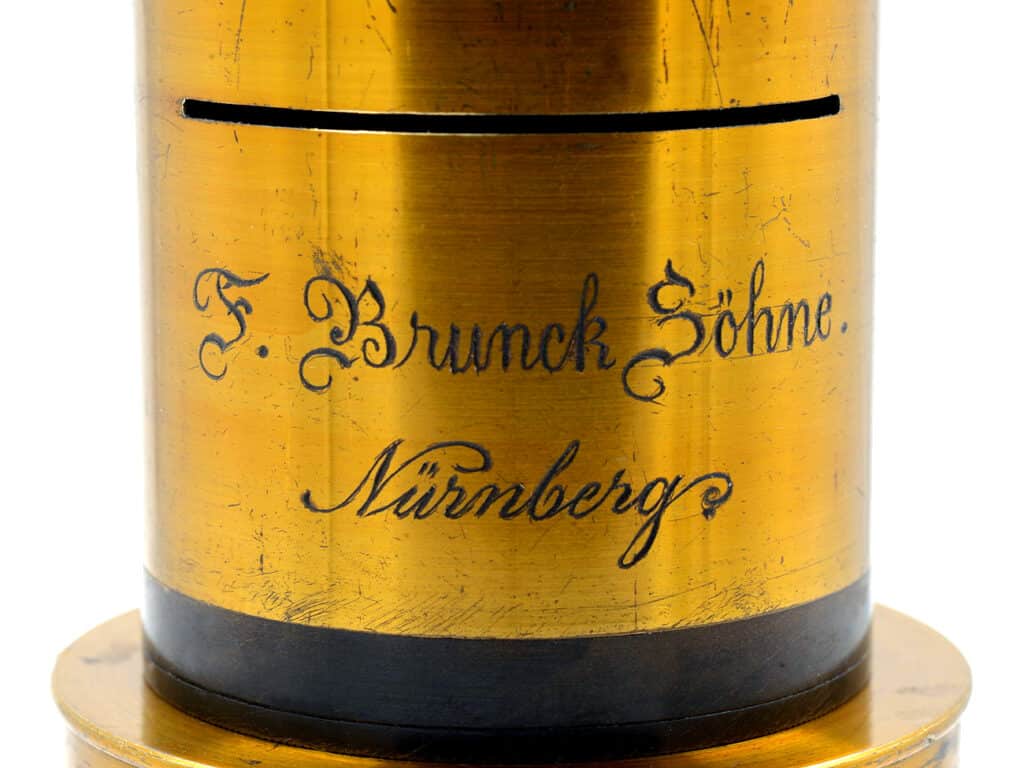 Brunck-Messing-Objektiv - Logo