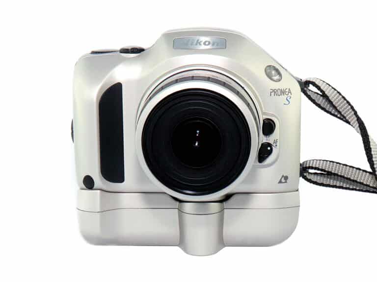 Nikon Pronea S mit IX-Nikkor 1:4,5-5,6/60-180 mm und Powerback (APS)