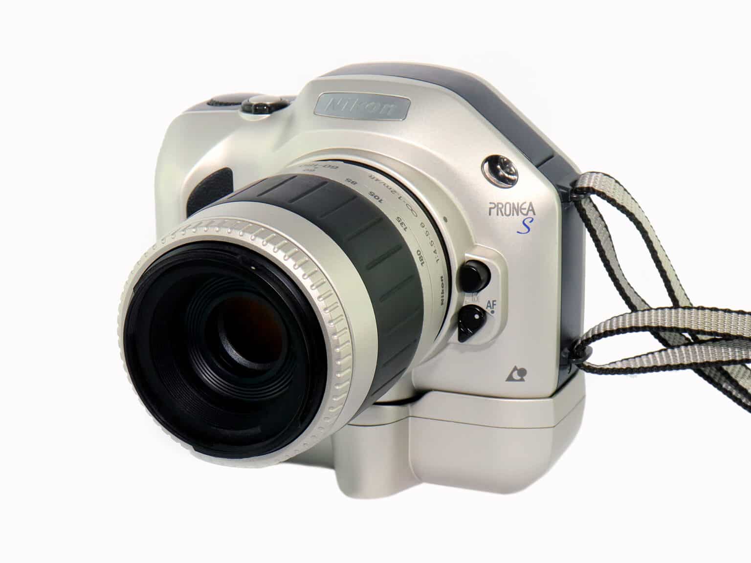 Nikon Pronea S mit IX-Nikkor 1:4,5-5,6/60-180 mm und Powerback (APS)