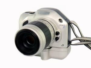 Nikon Pronea S mit IX-Nikkor 1:4,5-5,6/60-180 mm und Powerback (APS) •
