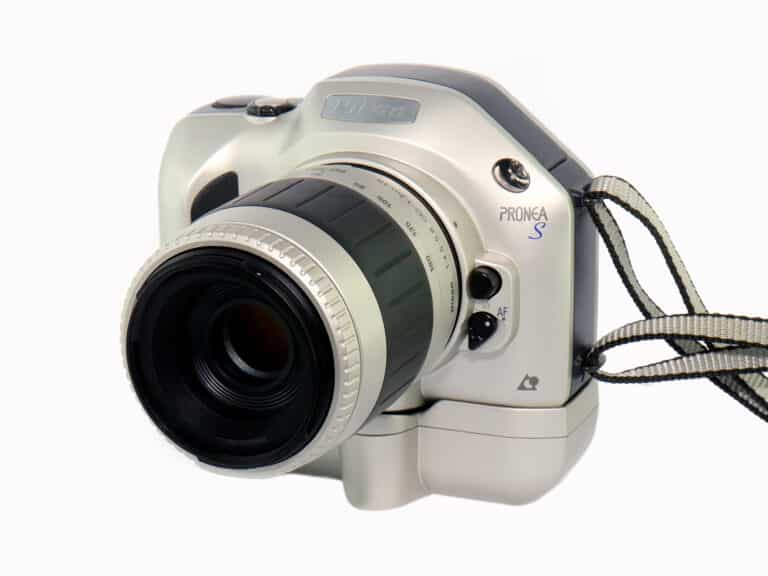 Nikon Pronea S mit IX-Nikkor 1:4,5-5,6/60-180 mm und Powerback (APS)