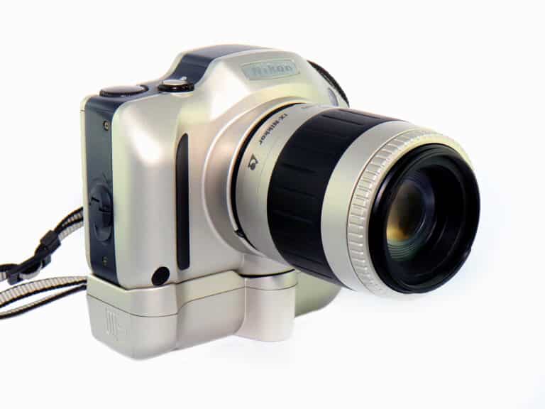 Nikon Pronea S mit IX-Nikkor 1:4,5-5,6/60-180 mm und Powerback (APS)