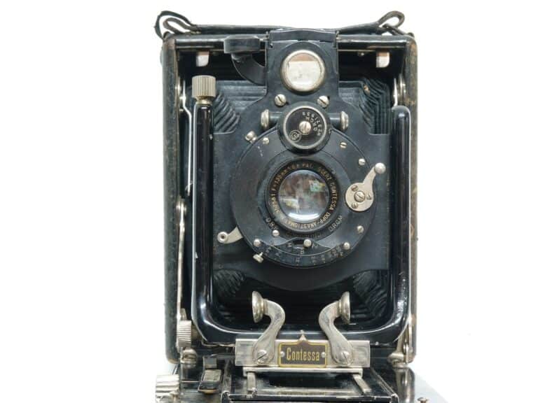 Contessa mit Goerz Doppelanastigmat 1:6,8/135 mm