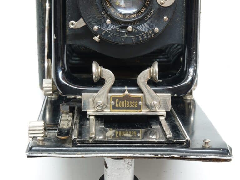 Contessa mit Goerz Doppelanastigmat 1:6,8/135 mm