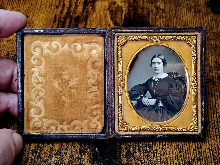 Album mit Daguerreotypie "Porträt einer Dame"
